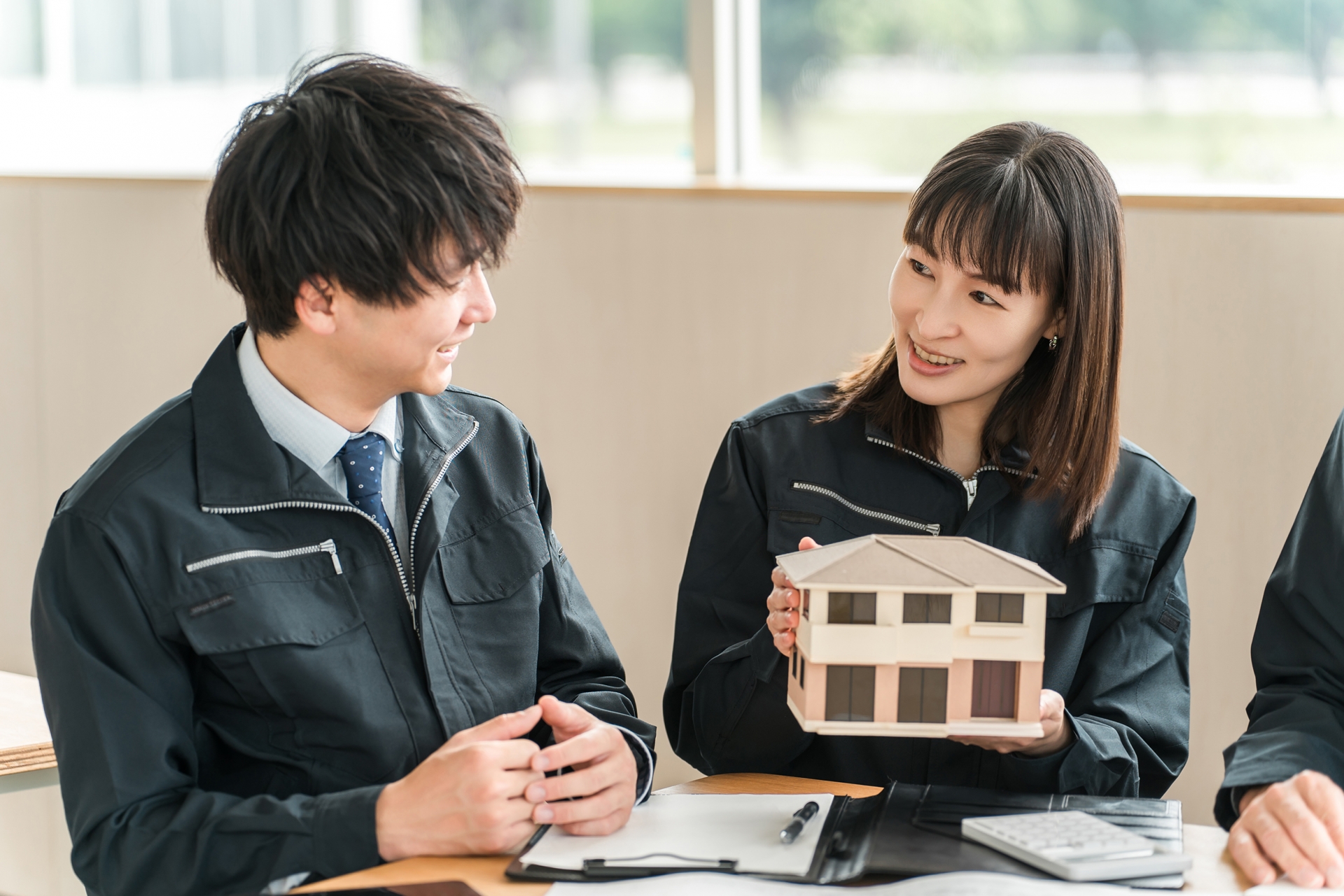 社内で話し合う画像