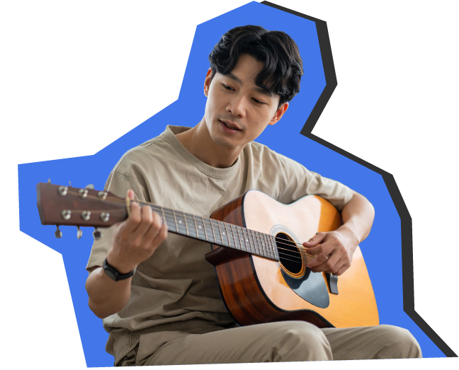 ギターを弾く30代男性（営業職）