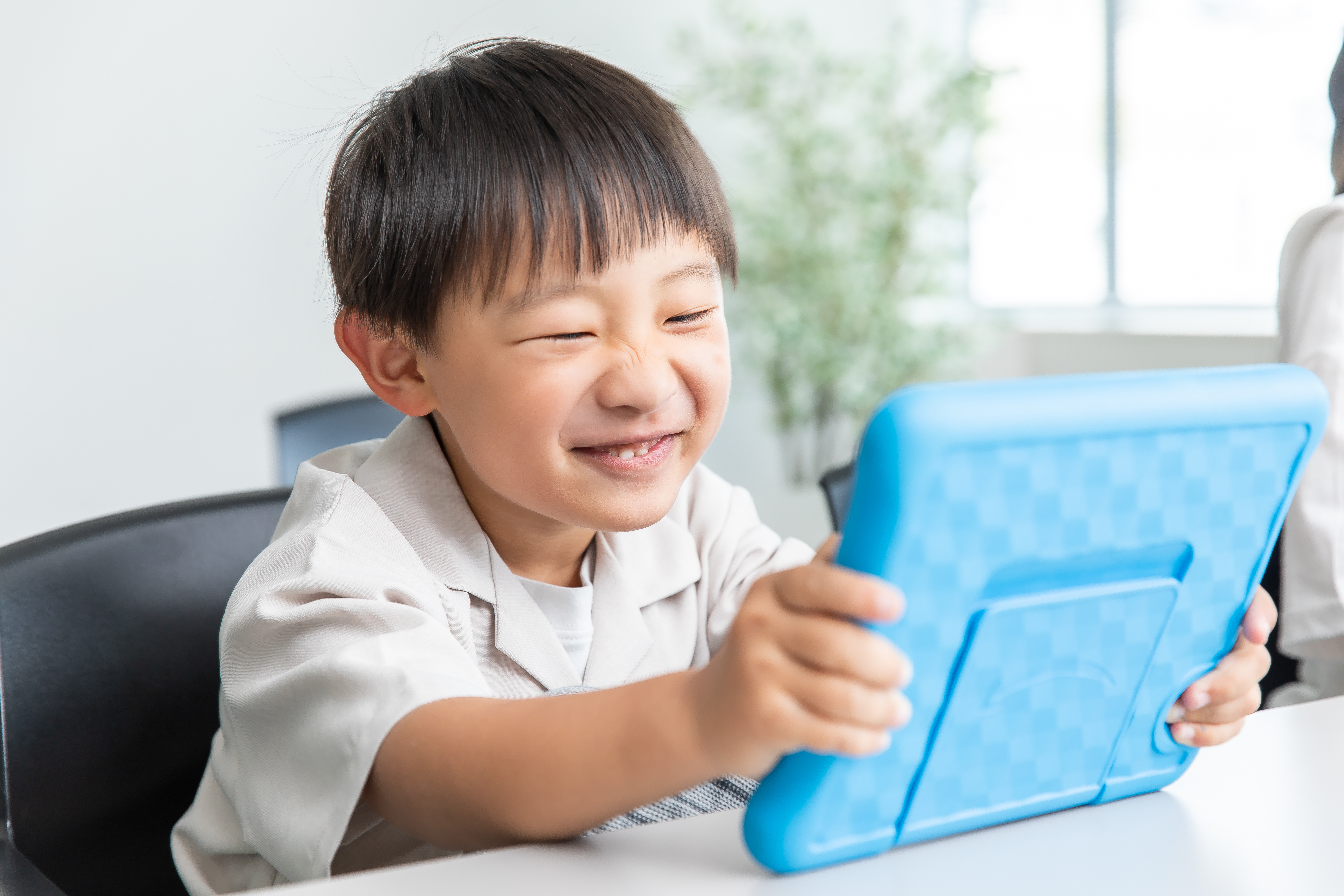 タブレットを見る男の子の写真