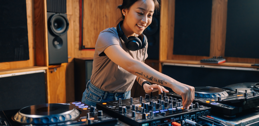 DJ機器を操作する子ども