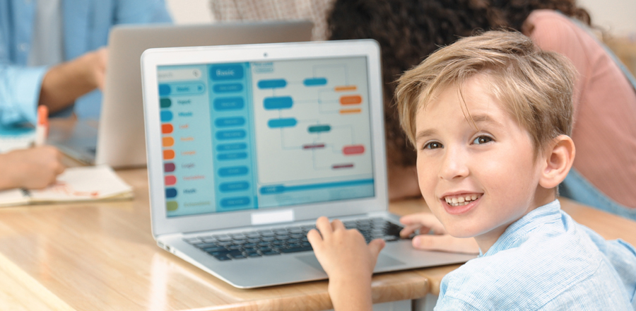 プログラミングのコードとロボット